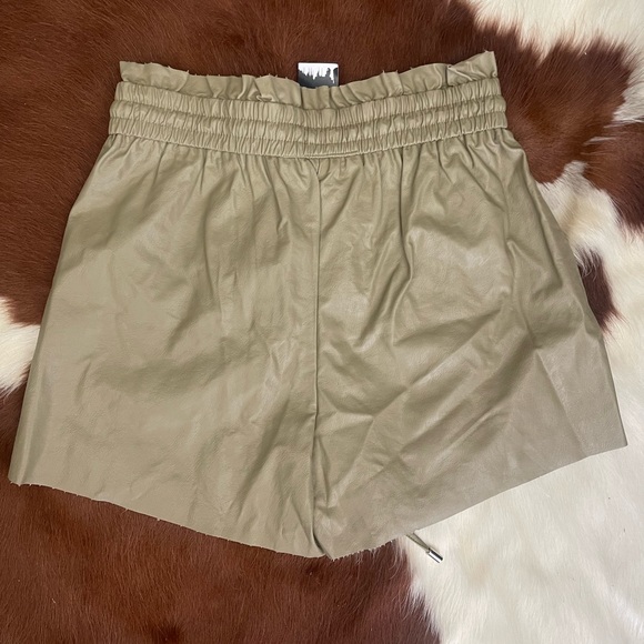 🫒NWT We love Bella Pleather High Waist Shorts🫒 - Picture 4 of 6